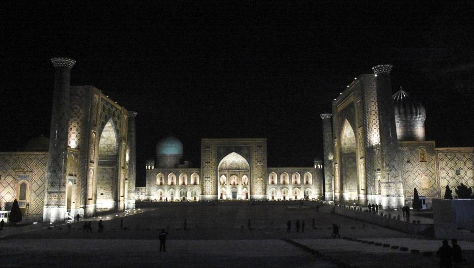 <p><strong>Bibi Hanım Camii</strong></p>
<p>Günümüze sadece belirli bölümleri ulaşan Bibi Hanım Camii, Timur döneminin ihtişamını yansıtan en göz alıcı yapıların başında geliyor. 1399-1405 yılları arasında inşa edilmiş bu eser, dışa doğru taşkın büyük kemerli girişin yer aldığı ve daha içeride mermer ikinci bir kapının bulunduğu, dev avlusunun içinde dört eyvanlı yapısıyla dikkati çekiyor. </p>