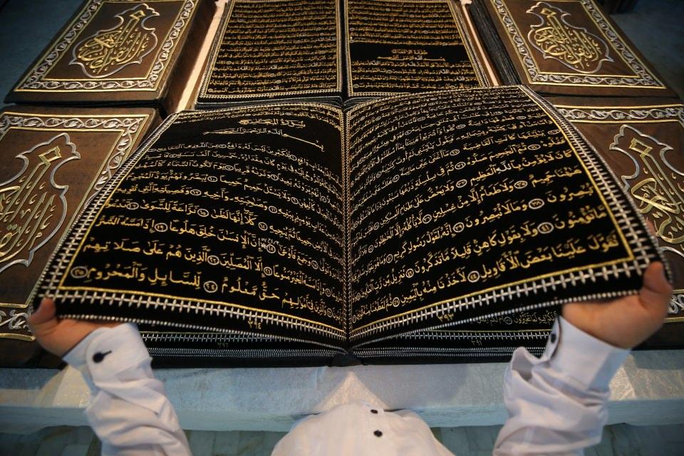<p>"Bu yaptığım, bir sanat aslında. Kur'an-ı Kerim'i işlerken sıradan bir dikiş makinesi kullanıyorum. Sadece el becerimle, başka bir materyal olmadan işliyorum. Her türlü kumaş ve iple yapabilirim. Dört yıldır Türkiye'de yaşıyorum ve öğrenmek isteyen gençlere öğretmek isterim. Türkiye, İslamiyet ile ilgili şeylere çok dikkat ediyor. Kur'an-ı Kerim'in çok güzel muhafaza edileceğini bildiğim için Türkiye'de bir müzede sergilenmesini istiyorum."</p>
<p> </p>