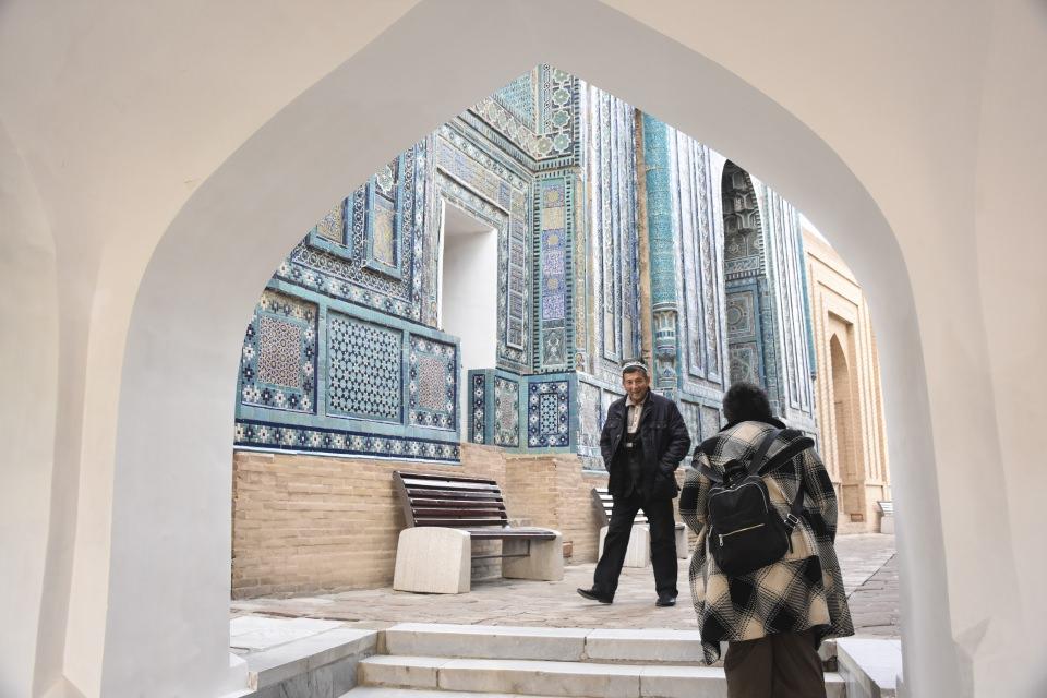 <p><strong>Semerkant'ın ekmeği dillere destan olmuş</strong></p>
<p>Özbekistan'da yapıldığı bölgeye, yapılış şekline ve içeriğindeki kullanılan malzemeye göre çok fazla ekmek çeşidi var. "Semerkant nan'ı (ekmeği)" da bu mutfağın en eşsiz lezzetlerinden.</p>
<p>Semerkant'a özgü bu ekmeğin lezzeti tarih boyunca hep dillere destan olmuş. Rivayetlere göre, dönemin Buhara emiri, Semerkant ekmeğini çok beğeniyor ve ekmeği buradan getirmek yerine Buhara'da yaptırmak için Semerkant'taki en iyi fırıncıyı çağırıyor. Fırıncı ne kadar uğraşırsa uğraşsın, Buhara'da yaptığı ekmek, Semerkant ekmeğine bir türlü benzemiyor. Bunun üzerine Buhara emiri, Semerkant'tan özel çamur getirtip tandır yaptırıyor, hamur için un ve suyu da Semerkant'tan getirip tekrar ekmek yaptırıyor. Fakat bunca çabaya rağmen ekmek yine Semerkant nanına benzemiyor. Bunun üzerine Buhara emiri, "Bunun sırrı Semerkant'ın gizeminde olsa gerek" diyor ve bu işten vazgeçiyor. </p>