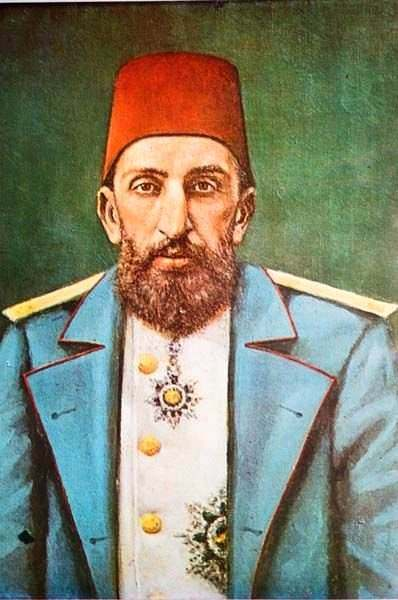 <p>II. Abdülhamid silah kullanmakta pek mahirdi. Nişan alarak ismini yazar, havaya attığı madalyaları kurşunla ortasından delerdi.</p>
