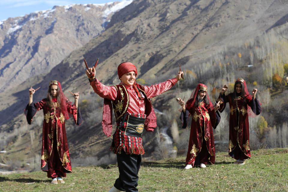 <p>Aynur öğretmen, Alacayar Mahallesi sakinlerinin çalışmayı olumlu karşıladıklarını belirtti. </p>
<p>"İmkan olursa çocukları Van'da ya da ülkenin farklı yerlerinde yapılacak halk oyunları yarışmalarına götürmek istiyorum" ifadesini kullanan Korkmaz, şöyle dedi:</p>