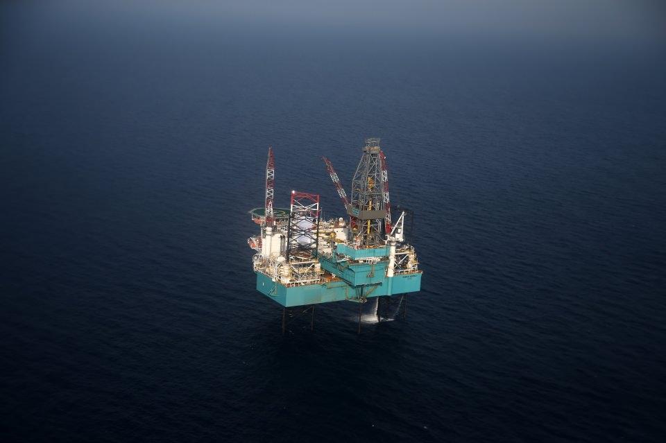 <p>Operasyona hazır hale getirilen sondaj platformuyla, 101 metre su derinliğine sahip bu lokasyonda 2 bin 100 metre derinliğindeki Kuzey Erdemli-1 kuyusunun açılması için harekete geçildi. </p>

<p> </p>
