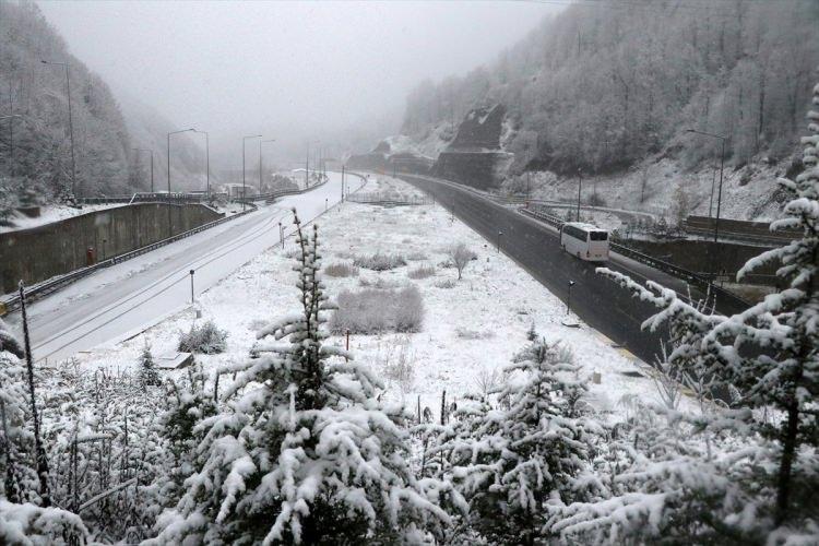 <p>Meteoroloji Genel Müdürü Volkan Mutlu Coşkun, hava sıcaklıklarının hafta sonundan itibaren batı kesimlerden başlayarak artacağını belirterek, "Hava sıcaklıklarının, önümüzdeki hafta batı kesimlerde mevsim normalleri civarında, iç ve doğu kesimlerde mevsim normallerinin 2 ile 4 derece üzerinde seyredeceği tahmin ediliyor." dedi. </p>