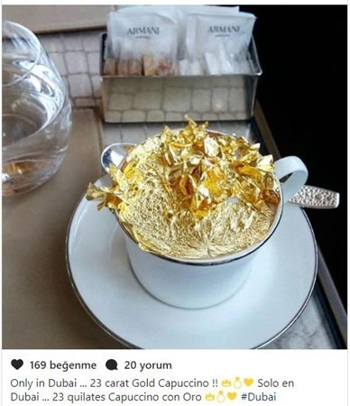 <p>Altın köpüklü bir cappuccino .</p>