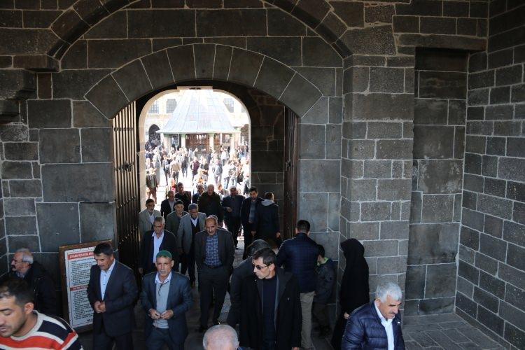 <p>Kütahya'dan ilk kez kente gelen Mustafa Türkdoğan, tarihi Hasan Paşa Hanı'nda ailesiyle kahvaltı yapmanın mutluluğunu yaşadığını aktardı. Diyarbakır'ın tarihi ile çok güzel bir yer olduğunu vurgulayan Türkdoğan, "İnsanı kendisine çekiyor. Şehirde tam bir huzur hakim. Tekrar gelmeyi düşünüyoruz. Burayı gezerken tarihin kokusunu içimize çekiyoruz. Güvenle, rahatça dolaşabildiğimiz bir yer." diye konuştu. </p>
<p> </p>