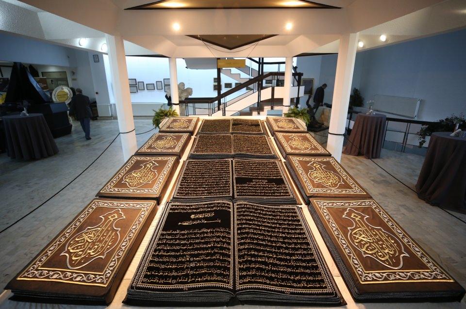 <p>Hadri, diğer hattatların aksine, önce kısa sureleri kumaşa işlemeyi denediğini belirterek, "Birçok deneme yaptım ve baktım ki yapabiliyorum, devam ettim. Görenlerin hoşuna gitmeye başladı. Sonra da Kur'an-ı Kerim'in tamamını kumaş üzerine yazmaya karar verdim." dedi.</p>
<p> </p>