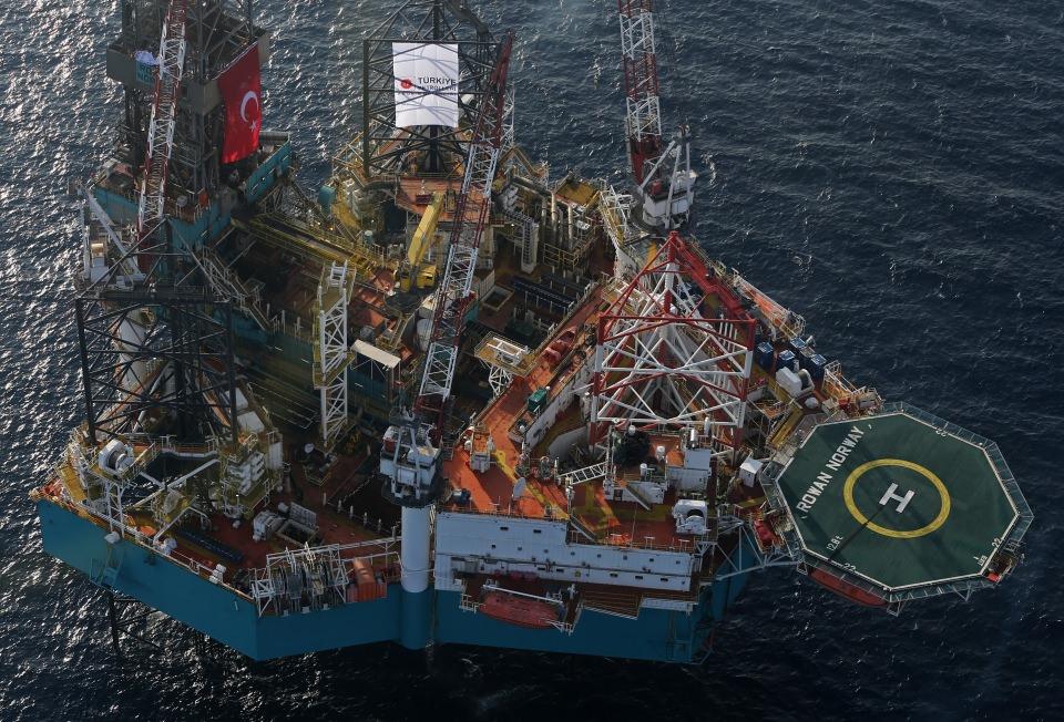 <p>Milli Enerji ve Maden Politikası kapsamında Türkiye Petrolleri Anonim Ortaklığı (TPAO), Doğu Akdeniz'de sahip olduğu ruhsat alanları içerisinde, Türk mühendisler tarafından tasarlanan iki sığ deniz arama kuyusu açılması için harekete geçti.</p>
<p> </p>