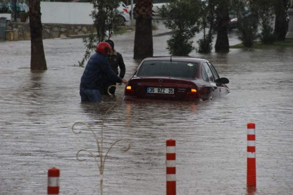 <p>Yağış nedeniyle ilçe genelinde her yer sel suları altına kaldı. İlçede sel nedeniyle hayat felç olurken, araçlar yolda kaldı. </p>
