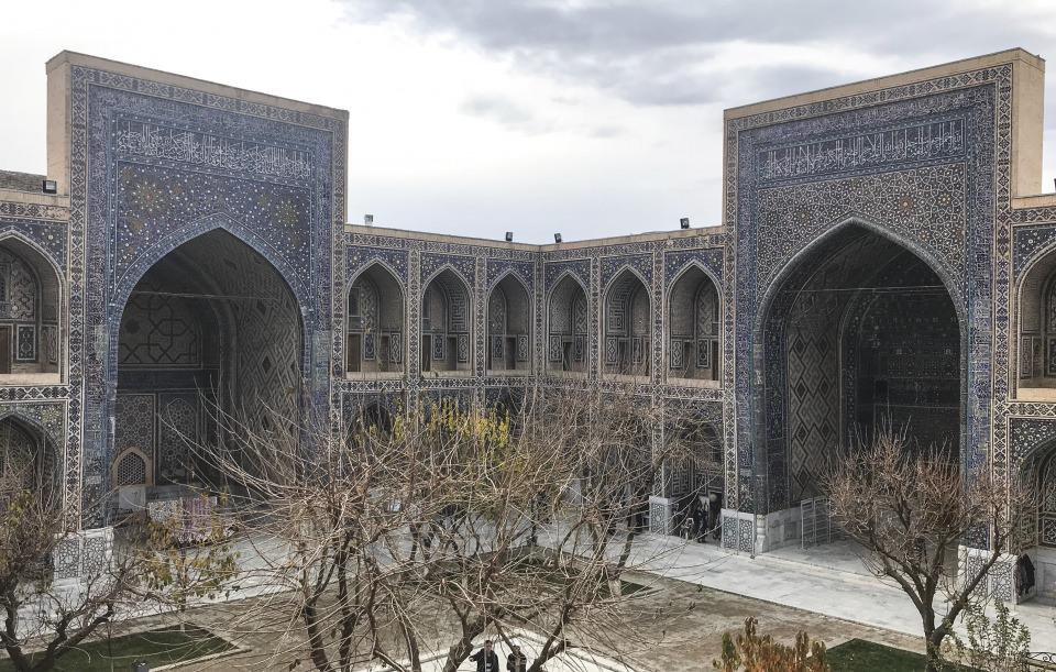 <p>Şehri ziyaret edenlerin mutlaka tadına bakması gereken lezzetlerden Semerkant nanının 30 gün boyunca bayatlamadığı söyleniyor. </p>
<p>Ülkede bölgeden bölgeye farklılık gösteren lezzetlerden bir diğeri de Özbek mutfağının vazgeçilmezlerinden olan pilav. Yaklaşık 100 çeşit pilav tarifi olduğu bilinen ülkede, pilavın geçmişinin ünlü tıp bilgini İbn-i Sina dönemine kadar gittiği rivayet ediliyor. Özbekistan'da, pilav için şarkılar, maniler, atasözleri ve deyimler bulunuyor. </p>
<p>Semerkant'ta, açık kahverengi tonlarında devzira pirinci, et, susam yağı ve havuçla hazırlanan pilav, karıştırılmadan büyük tabaklarda servis ediliyor. </p>
<p>- İstanbul'dan Semerkant'a direk uçuş</p>
<p>Tarihi Semerkant şehrini görmek isteyen Türk turistler, Türk Hava Yollarının (THY) başlattığı İstanbul-Semerkant direk uçuşlarını tercih edebiliyor. Bunun yanı sıra başkent Taşkent'ten de hızlı trenle Semerkant'a yaklaşık 1 saat 45 dakikaya ulaşım sağlanıyor.</p>
<p>Semerkantta, halk özellikle de Türkiye'den gelenlere "karındaşlarımız gelmiş" diyerek daha ayrıcalıklı davranıyor. </p>
<p>Şehri gezdikten sonra alışveriş için en uygun yerlerin başında geleneksel pazarlar geliyor. Yerel takke, takı, Semerkant ekmeği, taze ve kuru meyveler ile tatlıların satın alınabileceği pazarlar hem halk hem de turistlerin en önemli uğrak yerlerinden biri olarak dikkati çekiyor.</p>