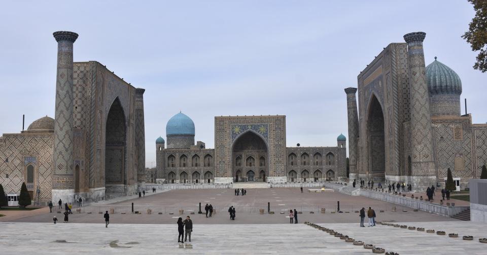 <p>Şehrin inşası için doğusundan batısına, kuzeyinden güneyine dünyanın pek çok bölgesinden en iyi bilim adamlarını, ustaları, sanatkarları ve mimarları seçerek Semerkant'a getiren Timur, şehri dönemin çekim merkezlerinden biri haline getirdi. Şehri nakış gibi işleyen Timur'un ardından torunu Mirza Uluğ Bey döneminde ise Semerkant, dünyanın ilim merkezi haline geldi. </p>
<p> </p>