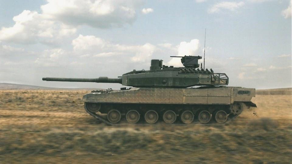 <p>120 mm 55 kalibre yivsiz setsiz ana silah</p>
<p> </p>
