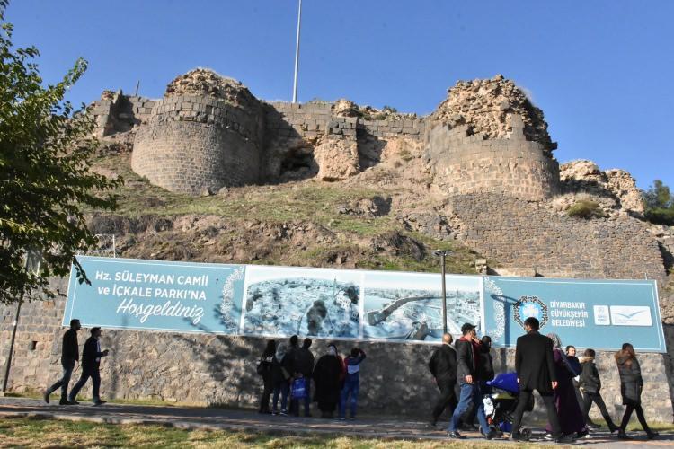 <p>İl Kültür ve Turizm Müdürlüğü verilerine göre, geçen yılın 10 ayında 219 bin 140 kişinin ziyaret ettiği kent bu yıl aynı dönemde 346 bin 963 kişiyi ağırladı. Böylece geçen yıla oranla bu yıl kenti ziyaret eden yerli ve yabancı turist sayısı yüzde 58 artış gösterdi.</p>
<p> </p>