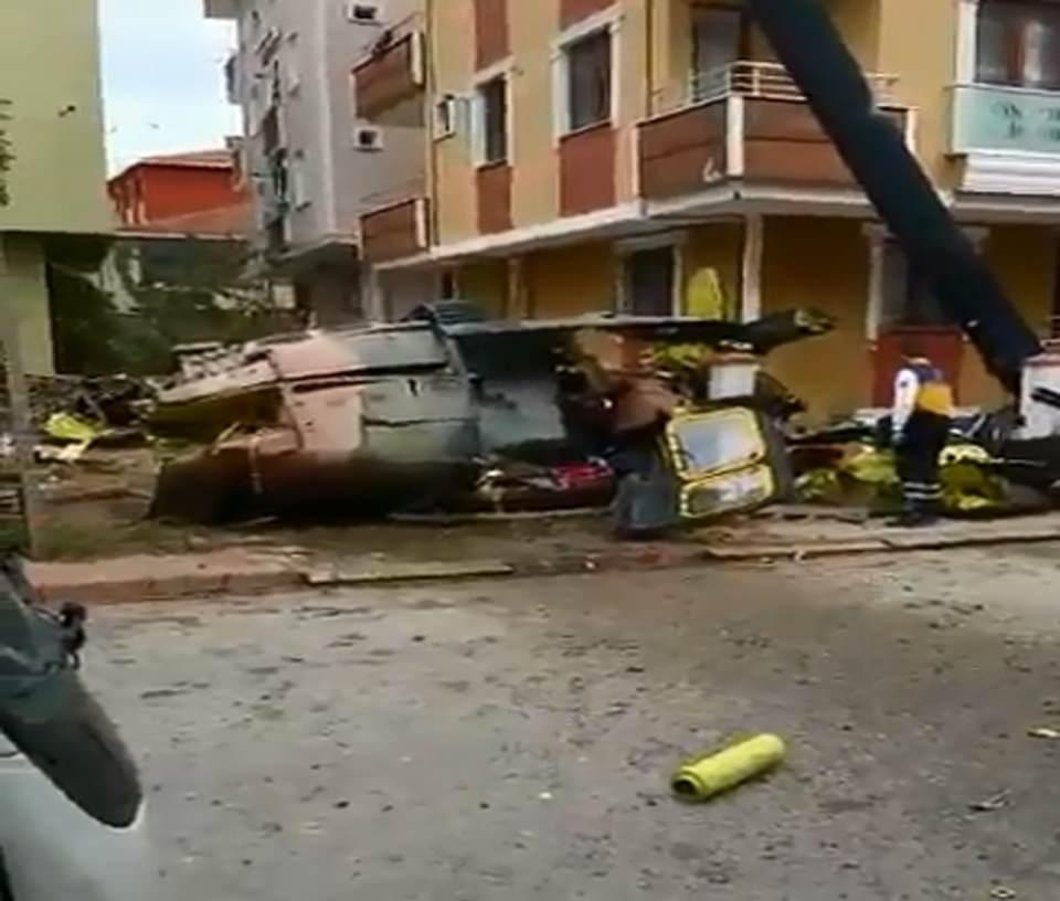 <p>İstanbul Sancaktepe’de bir mahalleye askeri helikopter düştü. </p>

<p> </p>
