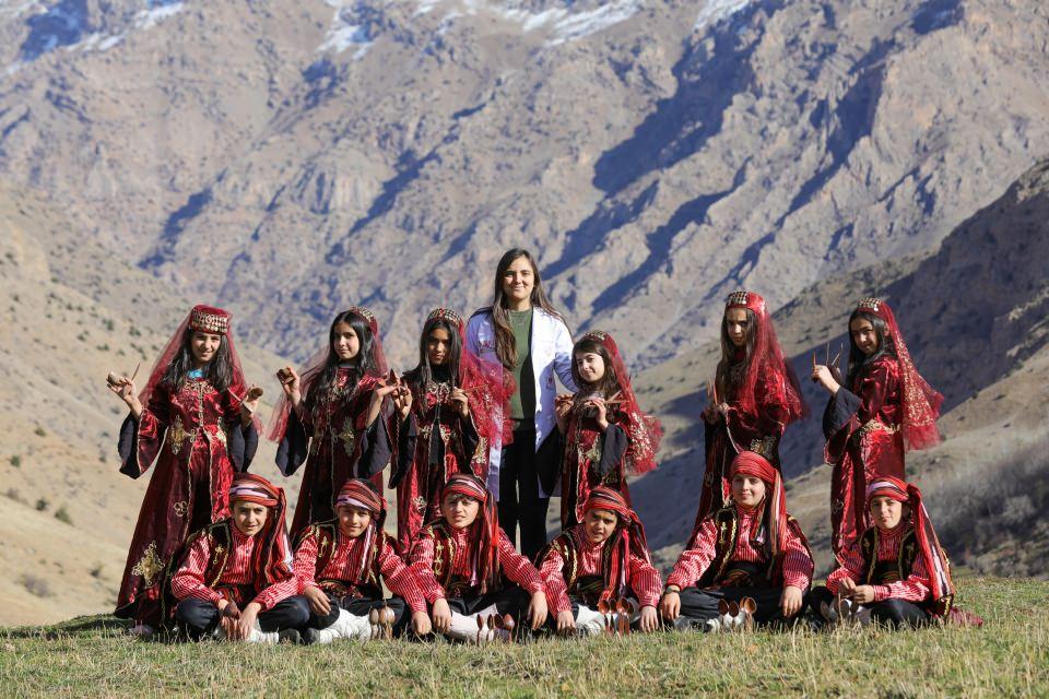 <p> "Yarışmalara katılmak istiyoruz"</p>
<p>İlçeye iki yıl önce atanan Alacayar Ortaokulunda görevli İngilizce öğretmeni Aynur Korkmaz, öğrencilere ilk olarak İç Anadolu, ardından da Ege yöresine ait oyunları öğretmeye başladıklarını söyledi. </p>