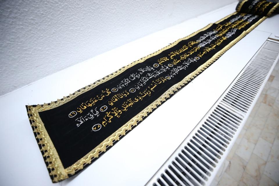<p>Suriye'nin Halep kentinde yaşanan iç savaş nedeniyle 4 yıl önce Türkiye'ye göç eden Muhammed Maher Hadri'nin ülkesinde 12 yılda dikiş makinesiyle işlediği Kur'an-ı Kerim'i, 2012'den bu yana birçok ülkede ve şehirde yüz binlerce kişi görme imkanı buldu. </p>