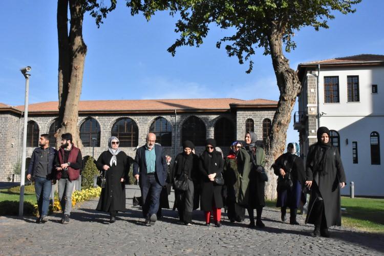 <p>Misafirlerini tarihi ve kültürel potansiyeli ile adeta tarihe yolculuğa çıkaran kadim kentte sonbaharda da turist yoğunluğu yaşanıyor.</p>
<p> </p>