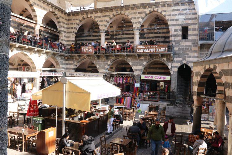 <p>Sur ilçesinde esnaf Kadri Önalan, geçen seneye oranla turist sayısında gözle görülür artış yaşandığına işaret etti. Huzur ile çarşının eski canlılığını yakaladığını dile getiren Önalan, "Bu yıl Türkiye'nin 81 ilinden ve Avrupa'dan ziyaretçiler geliyor. Devletimizin sağladığı huzur burada turizmi çok çok yükselti. Allah'ın izniyle, devletimiz sayesine iyi yerlere geleceğiz." değerlendirmesini yaptı.</p>
<p> </p>