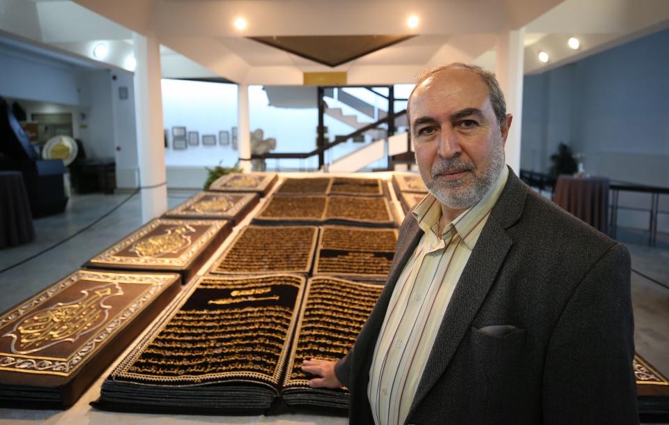 <p>Hadri, 2000 yılında yazmaya başladığı ayetlerin yazımının bitmesinin ardından eserinin, Suriyeli alimler Şeyh Ahmet Enis, Mustafa Celleddin ve Muhammed Habeş tarafından kontrol edilip onaylandığını kaydetti.</p>

<p> </p>
