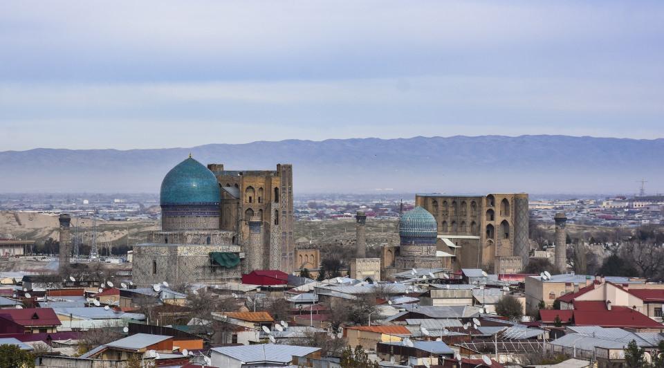 <p><strong>Gur-i Emir Türbesi</strong></p>
<p>Timur'un torunu Muhammed Sultan Mirza için inşa edilen fakat Timur'un kendisinin de gömülmesi dolayısıyla onun adıyla anılan Gur-i Emir Türbesi, Semerkant'ta mutlaka görülmesi gereken yapıların başında geliyor. Bey'in türbesi anlamına gelen Gur-i Emir Türbesi'nde, Timur'un, oğullarının, torunların ve Timur'un hocasının kabirlerinin yanı sıra hocasının mezarı, medrese ve cami yer alıyor. </p>