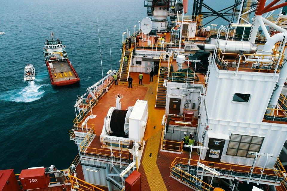 <p><strong>Derin denizde de çalışmalar sürüyor </strong></p>
<p> Türkiye'nin denizlerde petrol ve doğal gaz arama çalışmalarında kullanmak üzere devreye aldığı milli sismik araştırma gemisi Oruç Reis ve Barbaros Hayreddin Paşa gemileriyle de rezerv arama çalışmaları devam ediyor.</p>