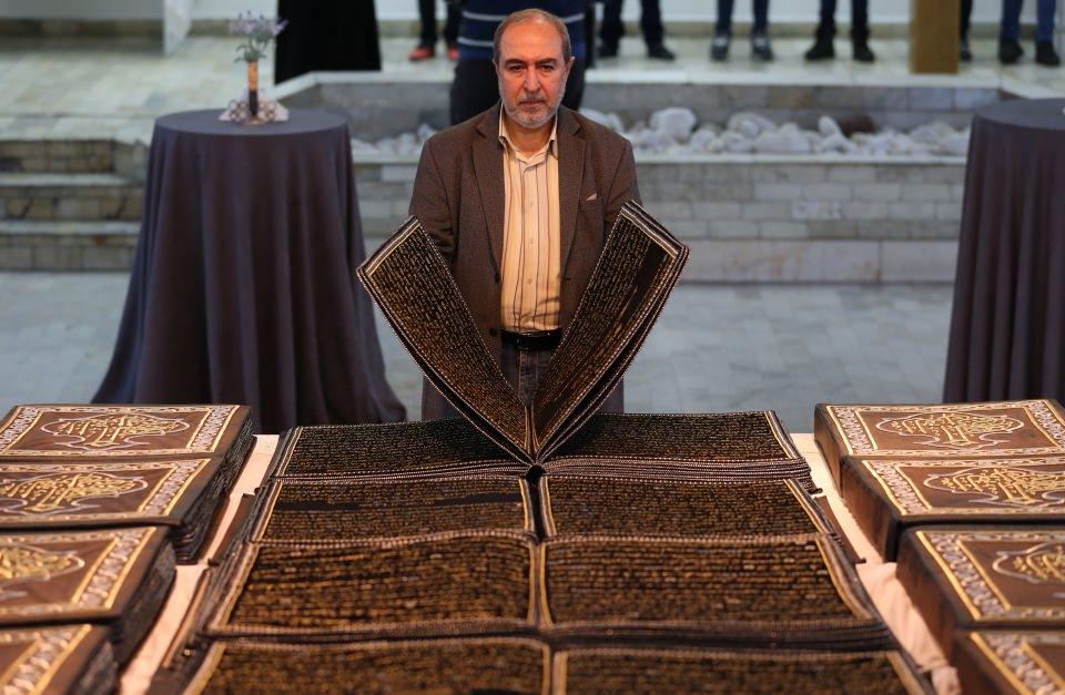 <p><strong> "Türkiye'de bir müzede sergilemek isterim"</strong></p>
<p>Hadri, eserini almak için birçok kişinin kendisine teklifte bulunduğunu ifade ederek, "Eserimin Türkiye'de kalmasını istiyorum. Amacım, bu sergileri Türkiye'nin tüm illerinde gerçekleştirerek nakış nakış işlenen Kur'an-ı Kerim'i daha çok kişinin görmesi. Birçok ülkede ve şehirde sergilenen eserimi yüz binlerce kişi gördü." diye konuştu.</p>