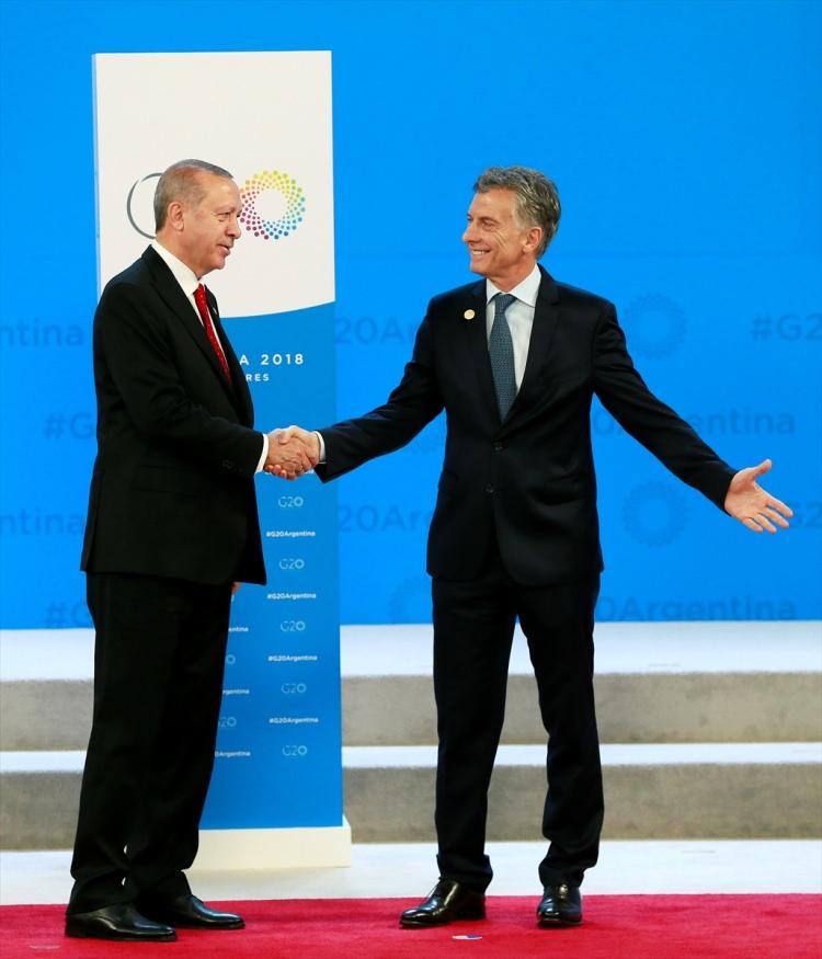 <p>Cumhurbaşkanı Recep Tayyip Erdoğan, dünya liderlerinin bir araya geldiği G-20 Zirvesi’nin yapılacağı alanda Arjantin Devlet Başkanı Mauricio Macri tarafından karşılandı. </p>
