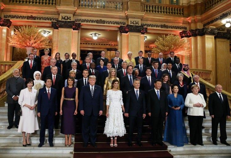 <p>Arjantin'in başkenti Buenos Aires'teki G-20 Zirvesi'ne katılan liderlerin onuruna yemek verildi. Yemeğe Cumhurbaşkanı Recep Tayyip Erdoğan ve eşi Emine Erdoğan da yer aldı.</p>
<p> </p>