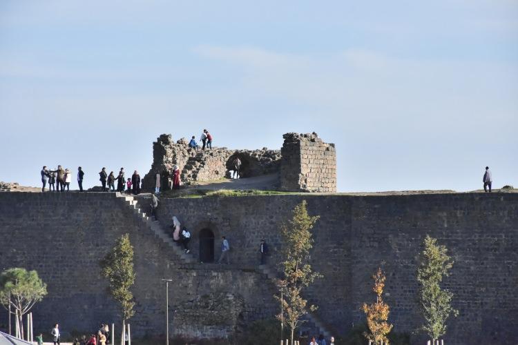 <p>Tarih boyunca birçok medeniyete ev sahipliği yapan ve son yıllardaki terör operasyonları sayesinde huzura kavuşan Diyarbakır'a gelen ziyaretçi sayısı, geçen yıla oranla yüzde 58 arttı.</p>
