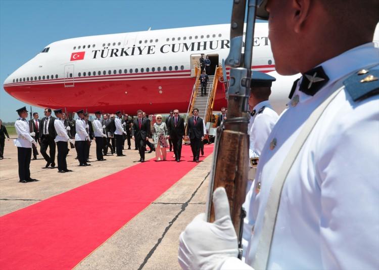 <p>Cumhurbaşkanı Recep Tayyip Erdoğan, temaslara bulunmak için geldiği Paraguay’da resmi törenle karşılandı.</p>
