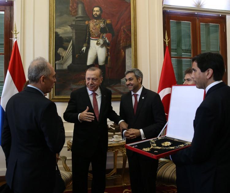 <p>Erdoğan’a, Paraguay Devlet Başkanı Mario Abdo Benitez tarafından Devlet Nişanı takdim edildi.</p>
