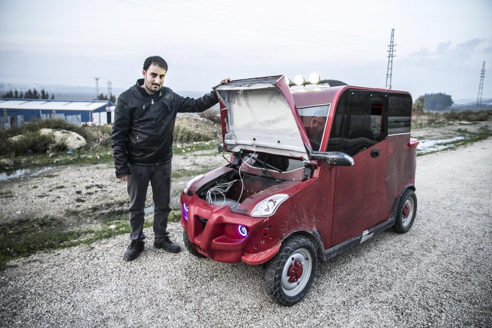 <p>Elektrik ve elektronik mühendisi 30 yaşındaki Muhammed Abdo, otomobil yapma hayalini Türkiye'de gerçekleştirdi. 4 yıl önce hayalindeki otomobili yapmak için harekete geçen Abdo, sanayi sitesindeki iş yerlerinde atıl duran malzemeleri toplayıp çift kişilik güneş enerjisi ve elektrikle çalışabilen bir otomobil yaptı.</p>

<p> </p>
