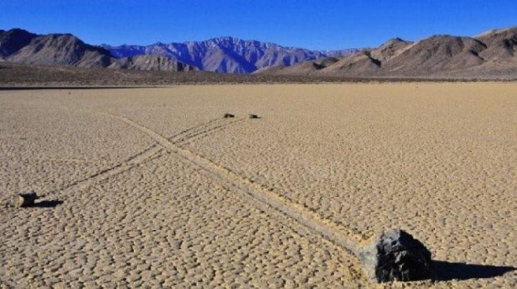 <p>Kendiliğinden hareket eden dev kayalar.(Death Valley, California, ABD) Bilimadamları bu kayaların neden ve nasıl hareket ettiğini bir türlü çözemedi.</p>

<p> </p>
