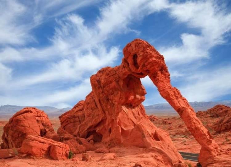 <p>Fire State Park, Nevada, ABD Vadisi) bir fil gibi görünen garip doğal kumtaşı kaya formasyonu</p>

<p> </p>
