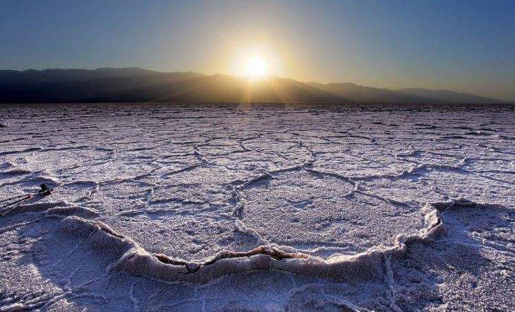 <p>Badwater Salt Flats: (California, ABD) deniz yüzeyinden -282 metre daha engin.Birleşik Devletleri'nin en düşük noktası</p>