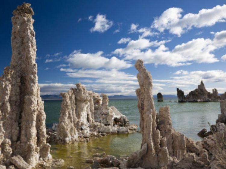 <p>Mono Lake, Sierra Nevada, ABD) Mono Gölü kapalı bir hidrolojik havza. Anlamı su akar ama dışarı akmaz.Bu yüzden sürekli çıkan buhar kayaları bu hale getirir.</p>
