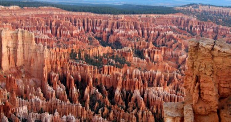 <p>Bryce Canyon National Park, Utah, USA) kireçtaşı kaya</p>
