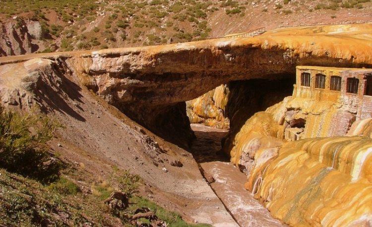 <p>Puente del Inca: (Arjantin) kaya duvarlarını kaplayan doğal kükürt</p>