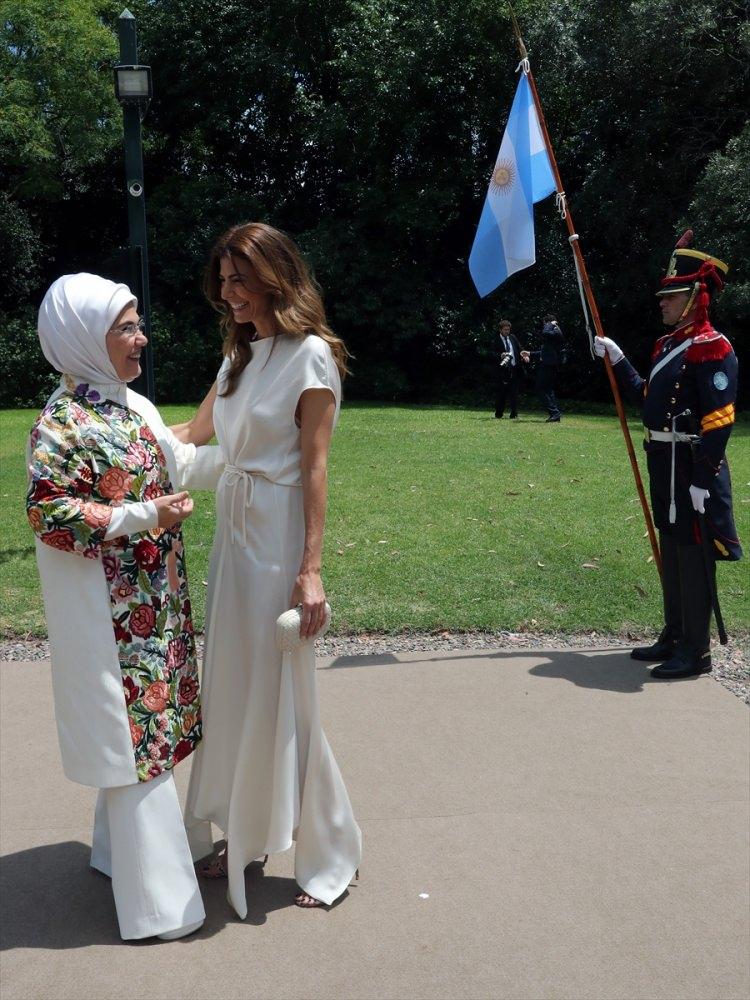 <p>Cumhurbaşkanı Recep Tayyip Erdoğan, Arjantin'in başkenti Buenos Aires düzenlenen G20 Liderler Zirvesi'ne katıldı. Erdoğan'a eşlik eden Emine Erdoğan'ı Arjantin Devlet Başkanı Mauricio Macri'nin eşi Juliana Awada karşıladı.</p>

<p> </p>
