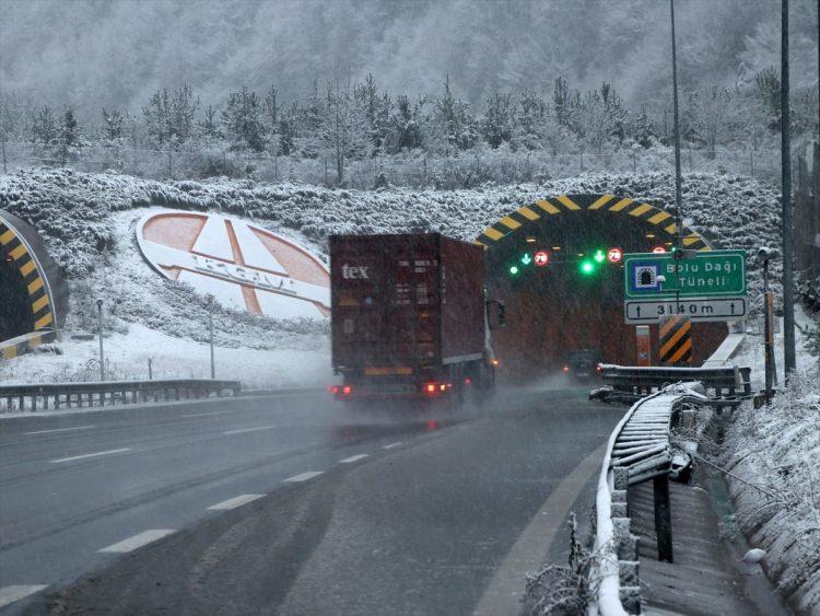 <p>Pazartesi günü ise öğleden sonra Muğla-Antalya hattında sağanak yağışların başlayacağını anlatan Coşkun, "Sağanak yağışların, salı günü Akdeniz, Doğu ve Güneydoğu Anadolu bölgelerimizi etkisi altına alması, çarşamba günü ise Marmara'nın batısı ve Kıyı Ege dışında ülkemizin büyük bir bölümünde görüleceği tahmin ediliyor. Yağışların perşembe günü doğu kesimlerde devam ettikten sonra ülkemizi terk etmesi bekleniyor." değerlendirmesinde bulundu.</p>