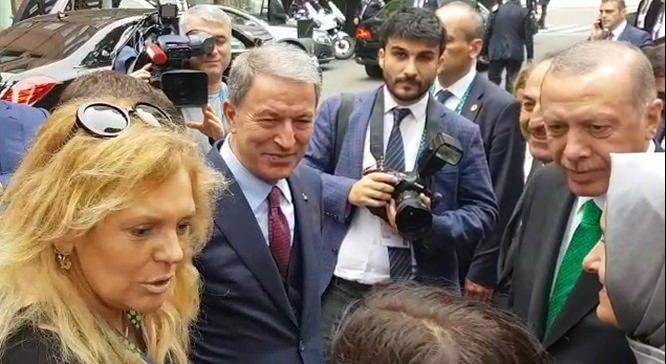 <p>Cumhurbaşkanı Recep Tayyip Erdoğan, G20 Liderler Zirvesi'ne katılmak üzere gittiği Arjantin”in başkenti Buenos Aires'te Türk ve Arjantinli vatandaşlar tarafından ilgiyle karşılandı. Erdoğan, bu ilgiye karşılık verirken, onlarla sohbet etti. </p>

<p> </p>
