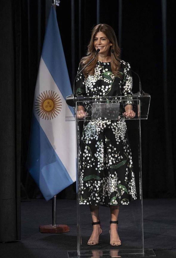 <p>Zirveye ev sahipliği yapan Arjantin Devlet Başkanı Mauricio Macri'nin eşi Juliana Awada ise siyah renk üzerine çiçek desen işlemeli kıyafeti ile göz kamaştırdı.</p>
