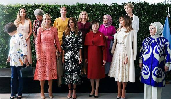 <p>Hollanda Kralı Willem-Alexander'ın eşi Kraliçe Maxima, dantel işlemeli pembe renk kıyafeti ile uluslararası ajanslara poz verdi.</p>
