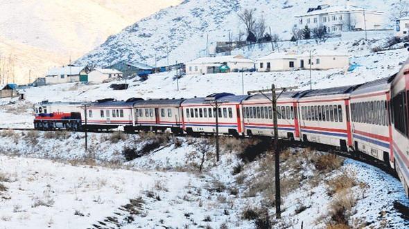 <p>Ankara'da başlayan ve Kars'ta biten Doğu Ekspresi, masalsı manzaralar sunan kompartımanlı tren yolculuğu için yeni yolcularını bekliyor.</p>
