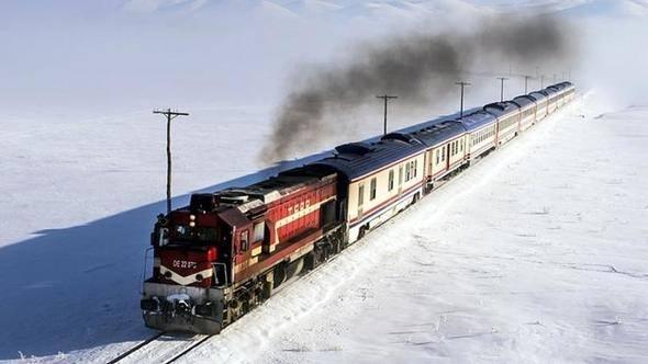 <p>Türkiye’nin en uzun tren yolculuklarından biri olan ve TCDD Taşımacılık AŞ tarafından işletilen Doğu Ekspresi, Ankara'da başlayıp, Kars'ta sona eriyor.</p>

