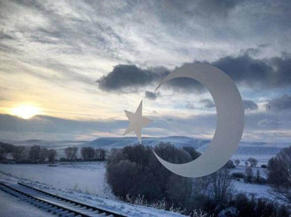<p>Ankara-Kars arası seferlerde duraklardan kalkış saatleri Ankara'da 17.55, Kayseri'de 00.48, Sivas'ta 04.19, Erzincan'da 10.32 olarak belirlendi. </p>