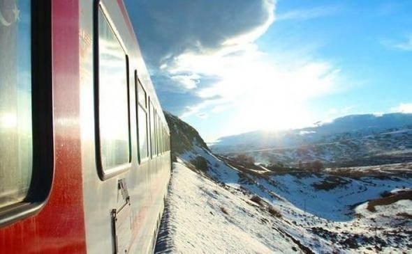 <p><strong>Uygun fiyatla masalsı yolculuk</strong> <br />
<br />
Uzun süredir Ankara-Kars seferlerini sürdüren Doğu Ekspresi, özellikle gençler arasında rağbet görmesiyle popüler olmaya başladı.</p>