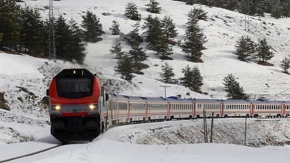 <p> Gezgin gençlerin oluşturduğu küçük gruplar tarafından kullanılan Doğu Ekspresi, sosyal medyada yapılan paylaşımlar ile farklı gezginlerin de ilgisini çekmeyi başardı.</p>