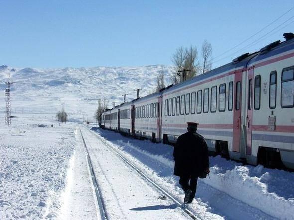 <p><strong>Bilet fiyatları 48 liradan başlıyor </strong> <br />
<br />
TCDD Taşımacılık AŞ tarafından sunulan Doğu Ekspresi hizmeti, 48 lira ila 188 lira arasında değişen fiyatlarda "masalsı" bir gezi deneyimi sunuyor.</p>