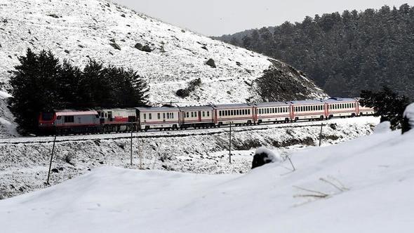 <p>Doğu Ekspresi ile bembeyaz kar manzaralarını görmek isteyenler ocak-şubat aylarını, Doğu'nun yemyeşil yaylalarını görmek isteyenler ise mayıs-haziran dönemini tercih ediyor. </p>