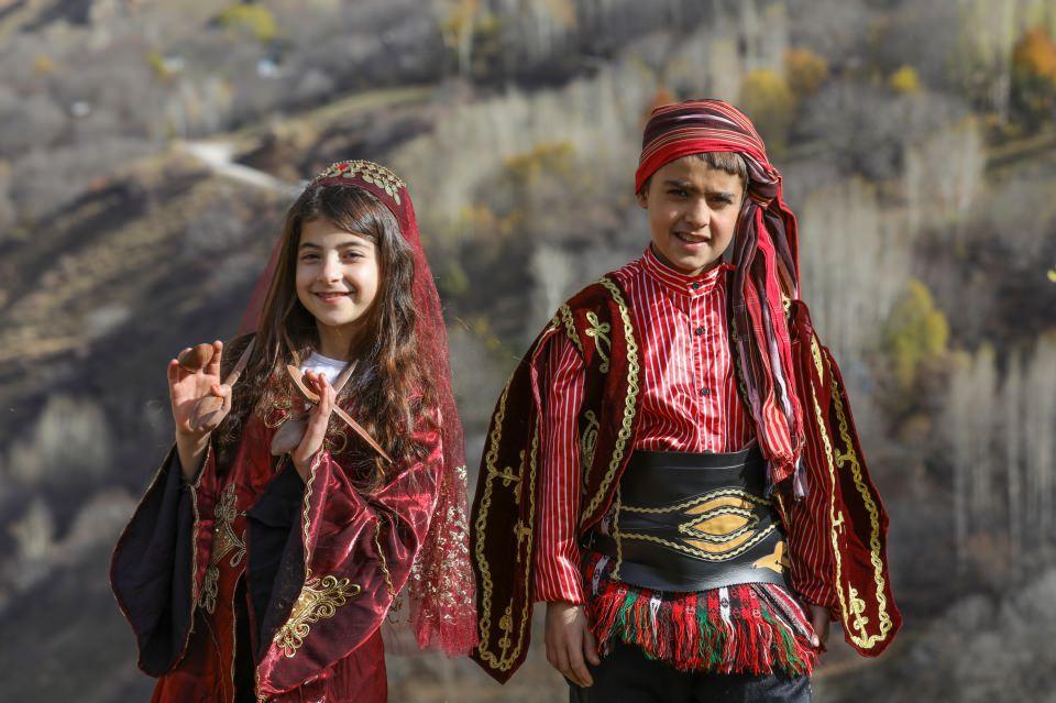 <p>"Biz sadece folklor eğitimi vermiyor, bunu derslerde de uyguluyoruz. Ders yaparken çocukların sıkıldığını görünce dersi bırakıp müzikle ya da halay çekerek bu sıkıntıyı atmalarını sağlıyorum. Çocuklara 'Erik Dalı' türküsü açtığımda 30-40 saniye oynadıktan sonra kendilerine geliyorlar. Derslerde müzik açıldığında çocukların ilgisi artıyor. 'Ben yapabiliyorum, yapabilirim' diyorlar." </p>
<p> </p>